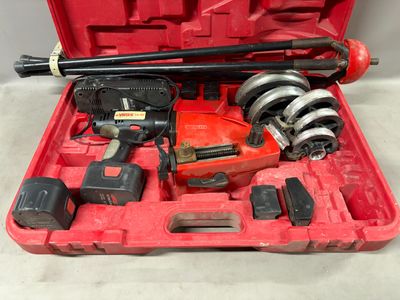 une caisse à outils rouge avec des outils sur une table