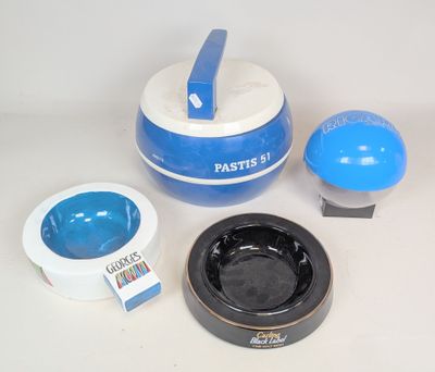 un bol bleu et blanc, un bol noir et blanc, un bol bleu et blanc, un bol noir et blanc, un bol bleu et blanc, et