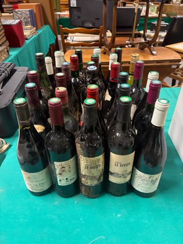 Environ 110 bouteille de vin rouge blanc et rosé. Bergerac, Médoc...