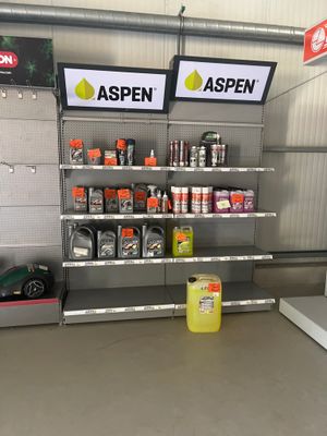 deux pancartes accrochées au mur d'un magasin sur lesquelles on peut lire « aspen aspen »