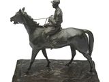 statue en bronze représentant un homme à cheval, posée sur un socle en marbre