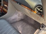 une photo de l'intérieur d'une voiture avec la portière ouverte