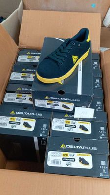 une boîte de chaussures empilées les unes sur les autres