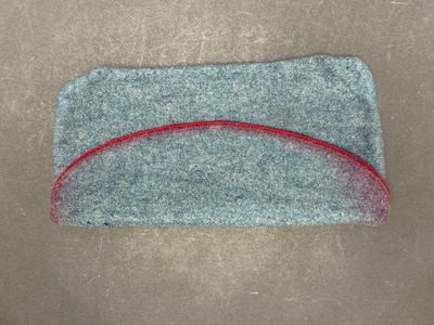 Quelqu'un a confectionné une pochette en feutre avec du fil rouge.
