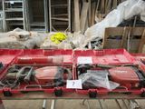 un grand nombre d'outils posés sur une table