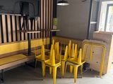 de nombreuses chaises et tables jaunes dans une pièce