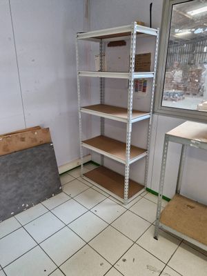 une pièce équipée d'une étagère et d'une fenêtre