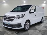 la camionnette blanche est garée dans une grande pièce au sol en damier