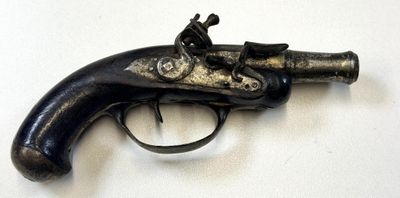 un vieux fusil exposé sur une table