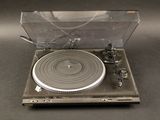 une platine sur laquelle est posé un tourne-disque