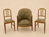 trois chaises en bois avec un revêtement à motifs floraux, revêtement à motifs floraux, revêtement à motifs floraux, revêtement à motifs floraux, revêtement à motifs floraux, revêtement à motifs floraux, revêtement à motifs floraux, revêtement à motifs floraux, revêtement à motifs floraux