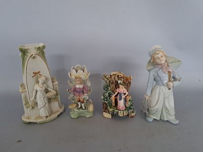 Trois vases en porcelaine à décor de personnages, H.