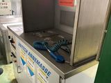 une machine qui se trouve à l'intérieur d'un bâtiment