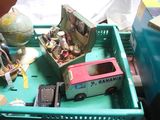 un camion miniature dans une caisse verte contenant d'autres jouets