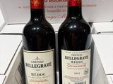deux bouteilles de vin rouge posées dans une boîte sur une table
