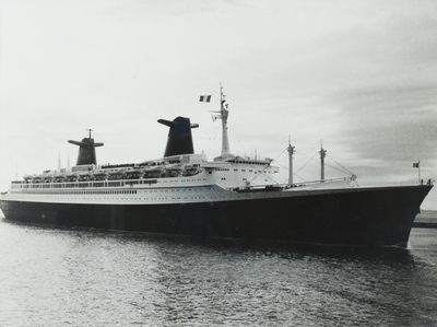 photographie en noir et blanc d'un grand paquebot de croisière à l'eau