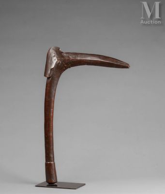 une image représentant une sculpture en bois d'un oiseau au long bec