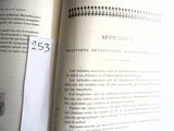 un livre ouvert sur lequel figure une image de personnes