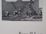 une image représentant une photo en noir et blanc d'un homme sur une échelle