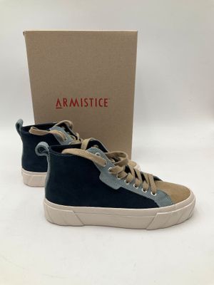 un gros plan sur une paire de chaussures avec une boîte en arrière-plan