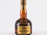 une bouteille de brandy posée sur une table