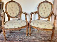 6223-1003 / ENT / Paire de fauteuils en noyer mouluré et scu…