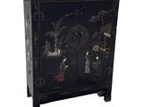 une image représentant une armoire noire sur laquelle est accrochée une peinture