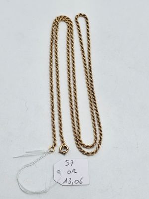 une chaîne en or avec un pendentif sur lequel est inscrit « 50 $ »