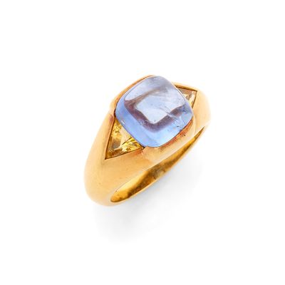une bague en or 18 carats sertie d'une topaze bleue et d'un saphir jaune