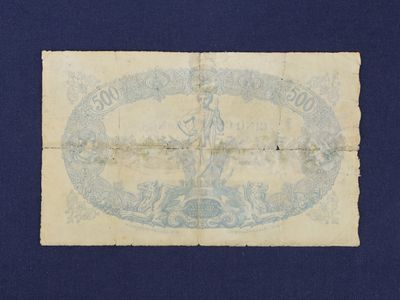 un gros plan sur une feuille de papier sur laquelle figure la photo d'un homme