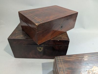 deux boîtes en bois empilées l'une sur l'autre sur une table