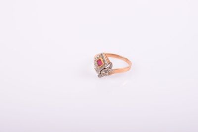 une image représentant une bague en or sertie d'un rubis et d'une topaze blanche