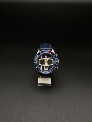 gros plan d'une montre sur un support sur une surface noire