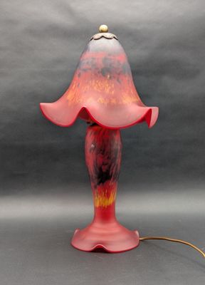 une image représentant une lampe ornée d'une fleur rouge