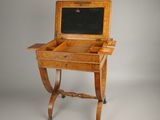 un petit bureau en bois sur lequel est posé un tableau noir