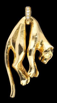 Pendentif panthère en or jaune avec des yeux en diamant sur fond noir