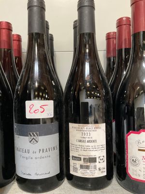 plusieurs bouteilles de vin sont alignées sur une étagère