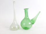 deux vases en verre posés l'un à côté de l'autre sur une surface blanche
