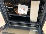 une note collée sur la porte d'un four