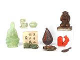 tout un tas d'objets différents posés sur une surface blanche