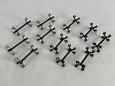 de nombreuses petites croix noires sur un fond blanc