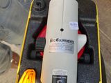 quelqu'un tient un outil posé par terre dans un coffret jaune