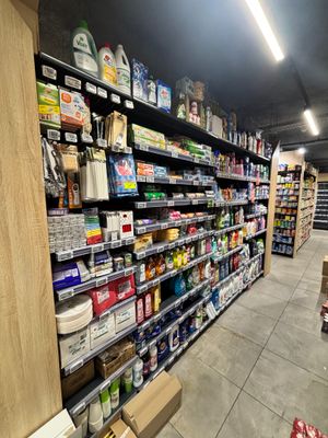 les nombreuses étagères du magasin, qui regorgent de marchandises
