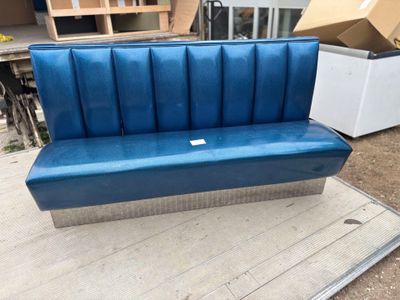 un canapé bleu posé à même le sol