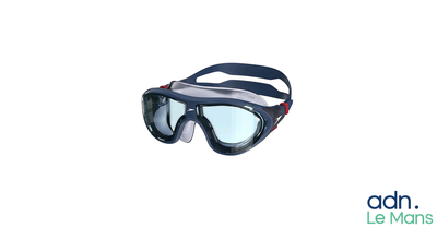 une paire de lunettes de protection posée sur une surface blanche