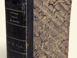 un vieux livre posé sur une table
