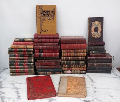 plusieurs livres empilés sur une table