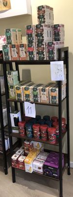 de nombreuses boîtes de nourriture sur les étagères du magasin