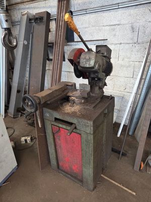 une machine qui se trouve à l'intérieur d'un bâtiment