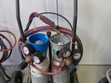 deux bouteilles de gaz propane avec des tuyaux, posées sur un chariot